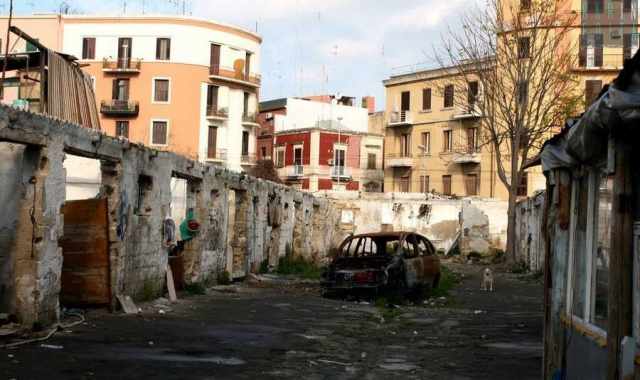 Le fatiscenti stalle di via Oberdan: cosa  rimasto dopo lo sgombero del campo rom